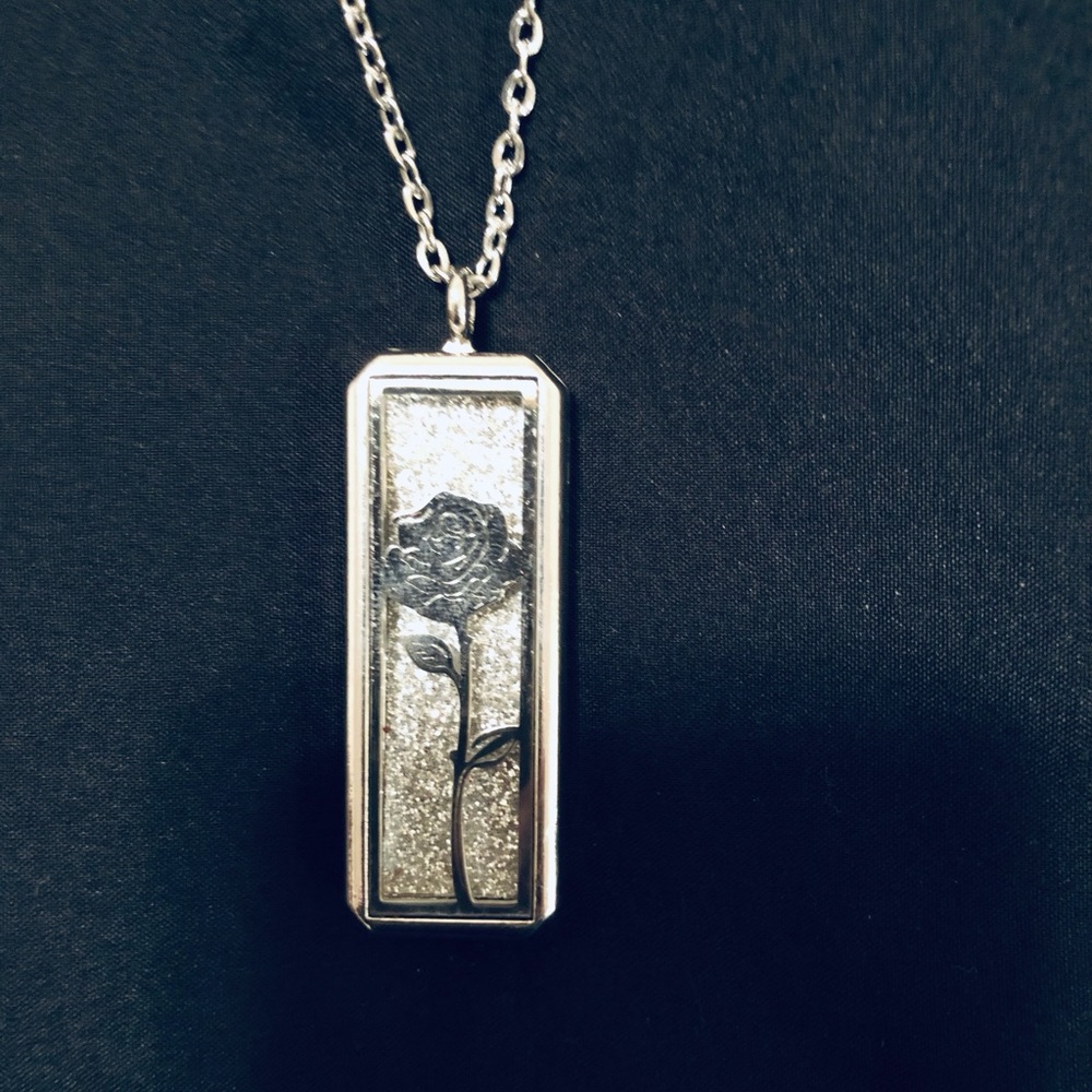 Aromatherapy Rectangular Rose Necklace. - Picture 2 of 2